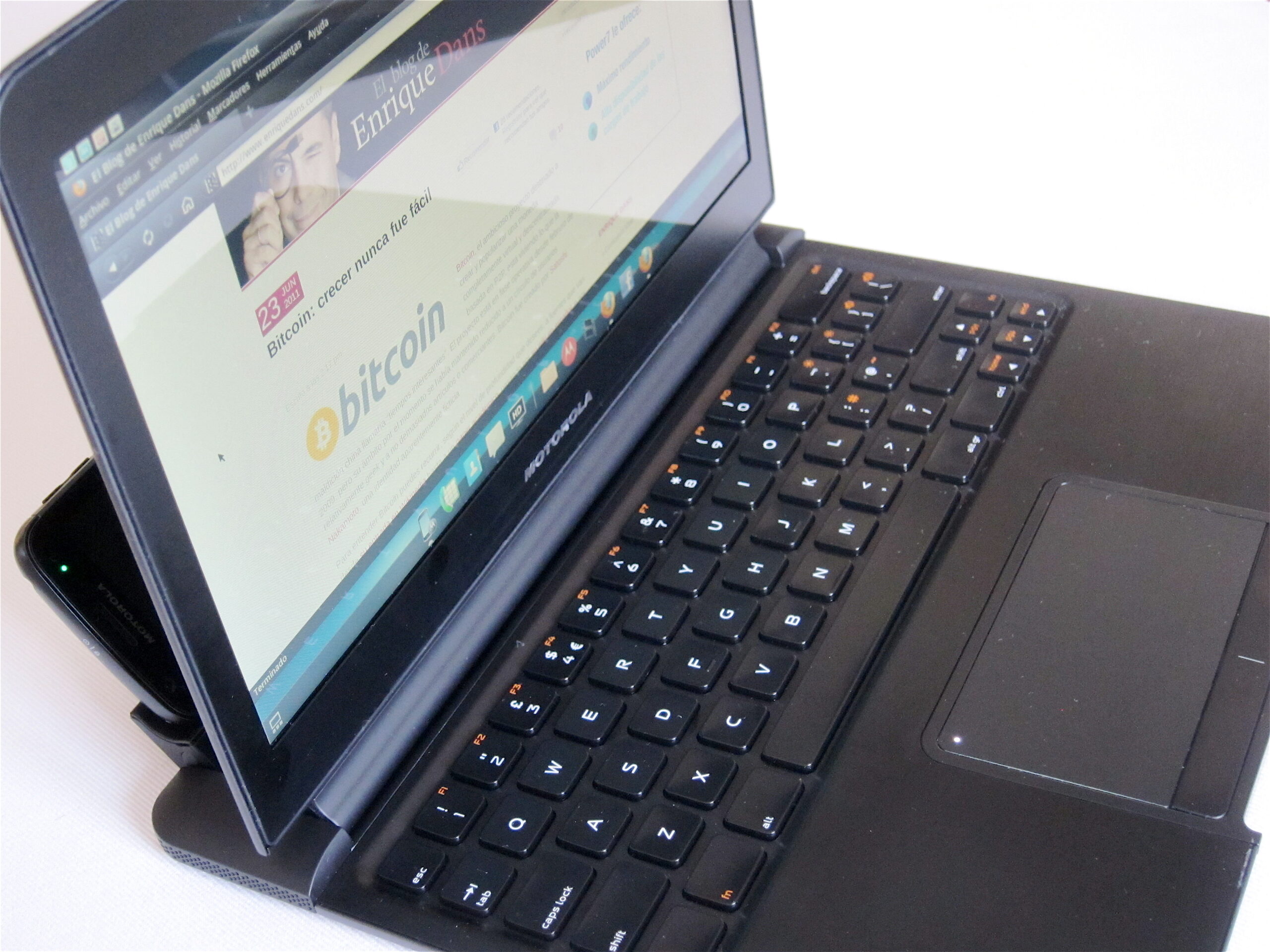 Motorola Atrix Lapdock - smartphone used as a laptop shell for mobile desktop experience