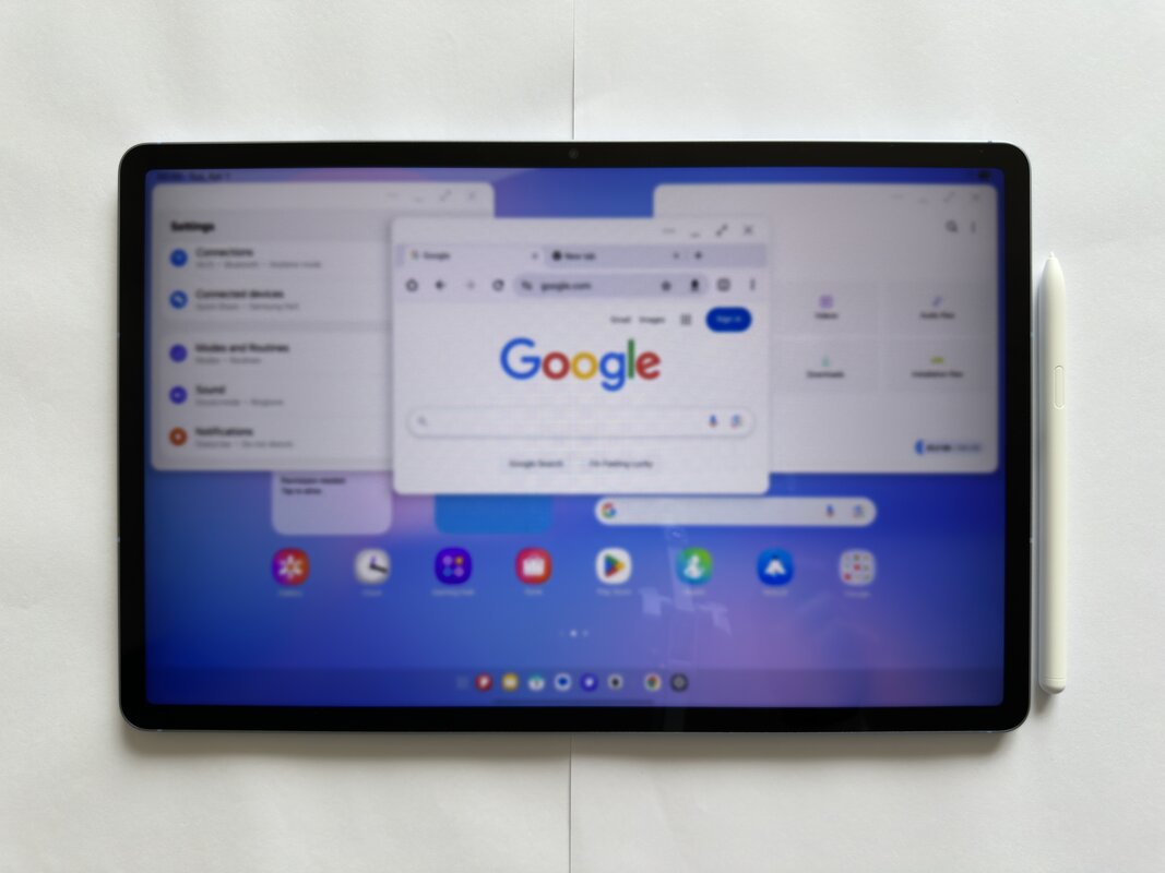 Samsung DeX desktop mode interface showing Android games optimized for large screen display